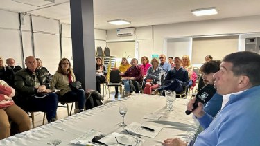 Claudio Di Tella estuvo reunido este miércoles con vecinos para hablar sobre el Procrear en Cipolletti. Foto: Gentileza.