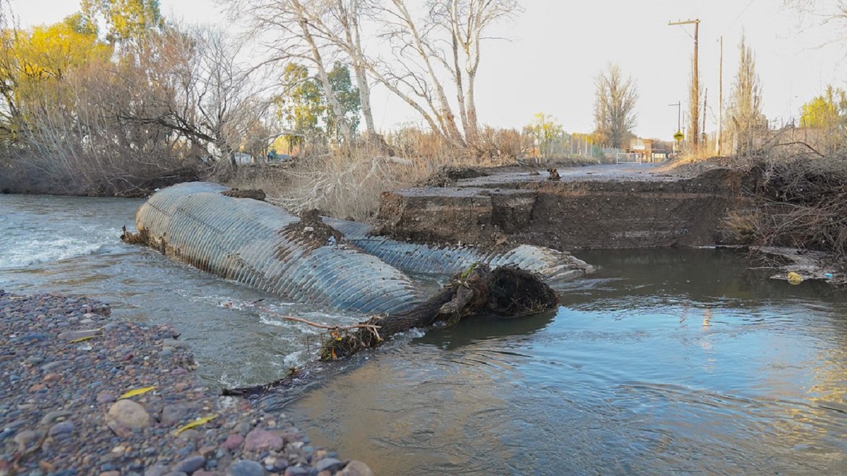 El puente se desmoronó por la crecida del río Neuquén. Foto: Gentileza.