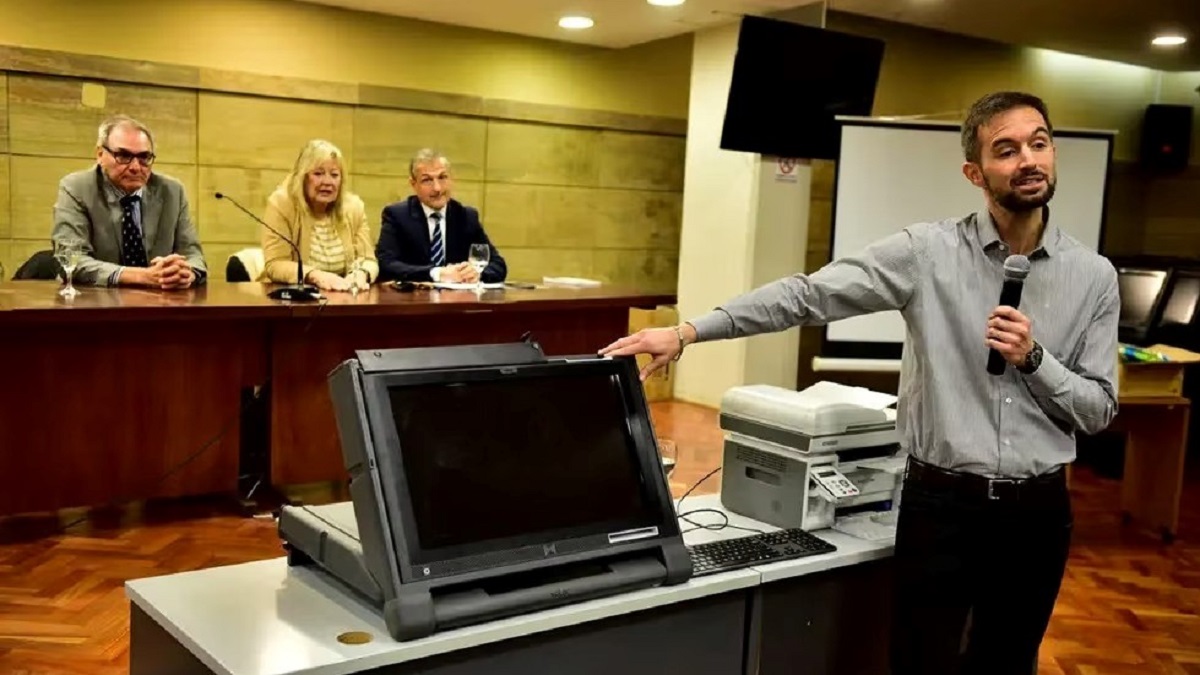 El TSJ de Córdoba ordenó una investigación por la demora en el conteo de votos, asegurando la transparencia en las elecciones para gobernador. Foto La Voz.
