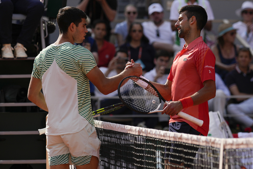 Novak Djokovic superó a Carlos Alcaraz, que sufrió calambres a partir del tercer set. (AP Photo/Thibault Camus)