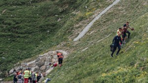 Murió un ciclista tras caer a un precipicio en la Vuelta a Suiza