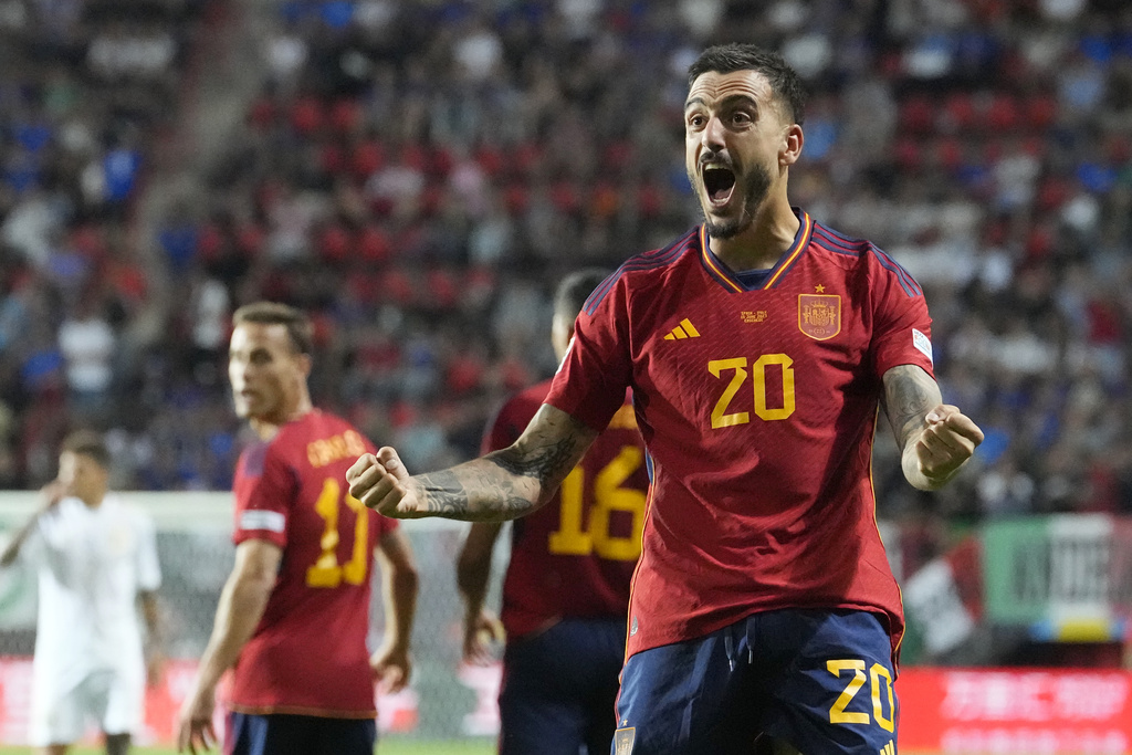 Joselu celebra tras marcar el gol que le dio a España la victoria ante Italia.  (AP Foto/Martin Meissner)