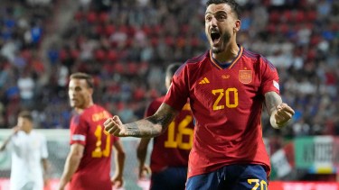 Joselu celebra tras marcar el gol que le dio a España la victoria ante Italia.  (AP Foto/Martin Meissner)
