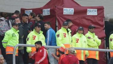 La caída del hincha de River es analizada desde lás cámaras de seguridad del estadio.