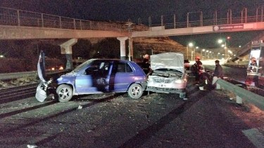 Varios autos sufrieron daños importantes tras el impacto. foto: Mayra Díaz.