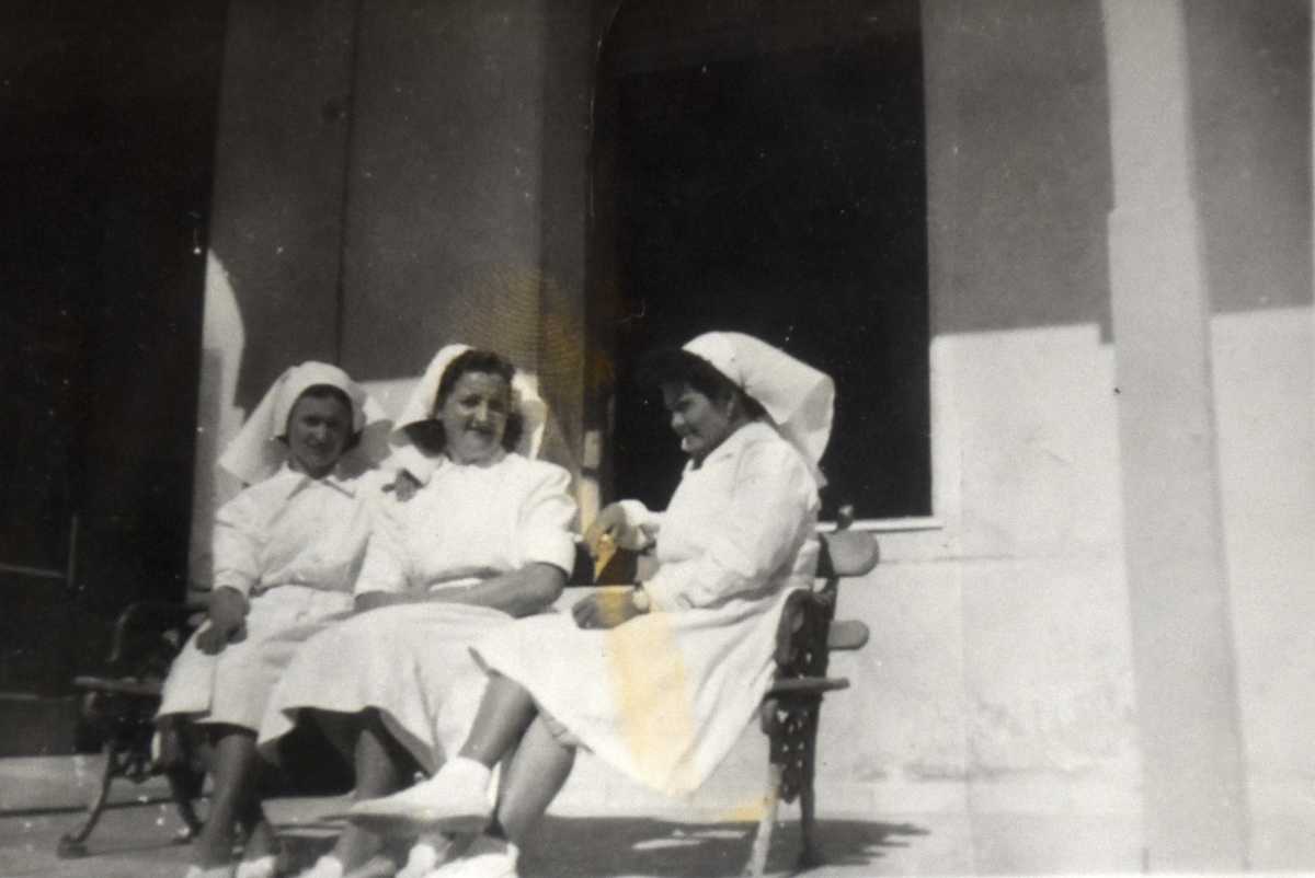 En el extremo izquierdo de la banca, Graciana posó con sus compañeras. Usaban pollera, delantal y cofia - Foto: Gentileza Graciana Belich.