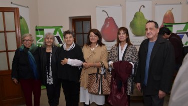 La intendenta Martín y la rectora Gentile firmaron el acta, junto a otras autoridades locales y de la universidad.