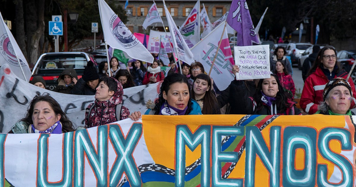 Mujeres marcharon para exigir el cumplimiento de sus derechos en Bariloche thumbnail