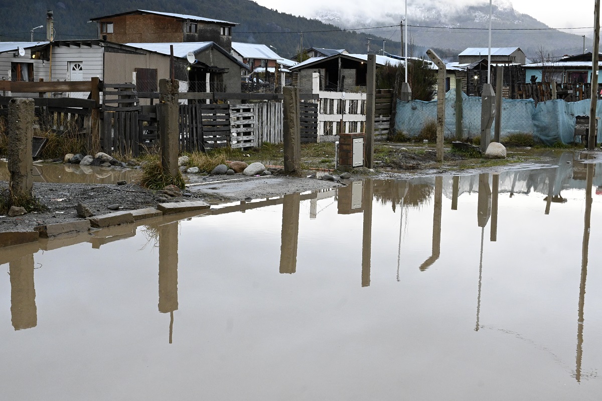 Cuando llueve, es una odisea de transitar los barrios del sur de Bariloche. Foto: Chino Leiva