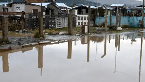 La lluvia forma lagunas en los barrios del Alto de Bariloche