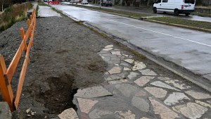 Por las lluvias, se desmoronó un sector de la costanera de Bariloche