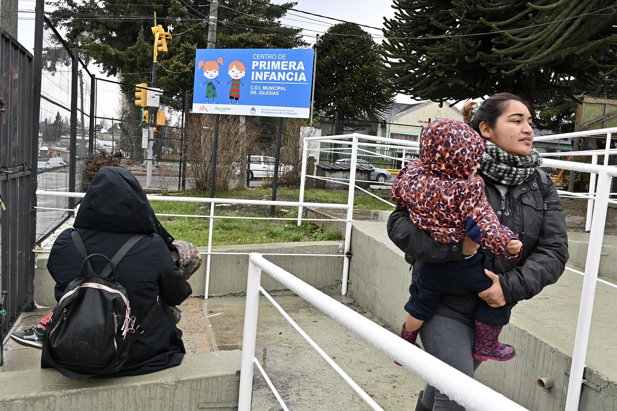Los padres aguardaron la recorrida por parte de los inspectores de Nación. Foto: Chino Leiva