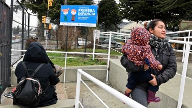 Los padres aguardaron la recorrida por parte de los inspectores de Nación. Foto: Chino Leiva