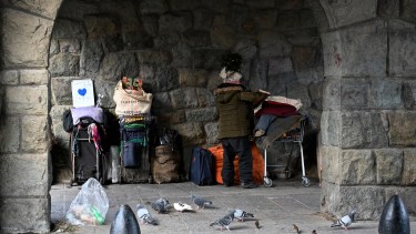 La mujer acomoda sus pertenencias debajo de los arcos del Centro Cívico. Foto: Chino Leiva