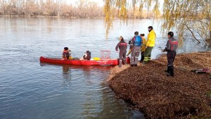 Bomberos asistieron a una familia que no pudo cruzar el río por la crecida