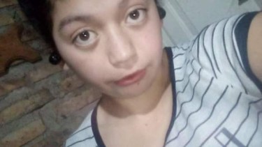 Brisa Núñez es de tes blanca, mide 1,60, es delgada, tiene el pelo castaño, largo y ondulado hasta la cintura y ojos marrones. 