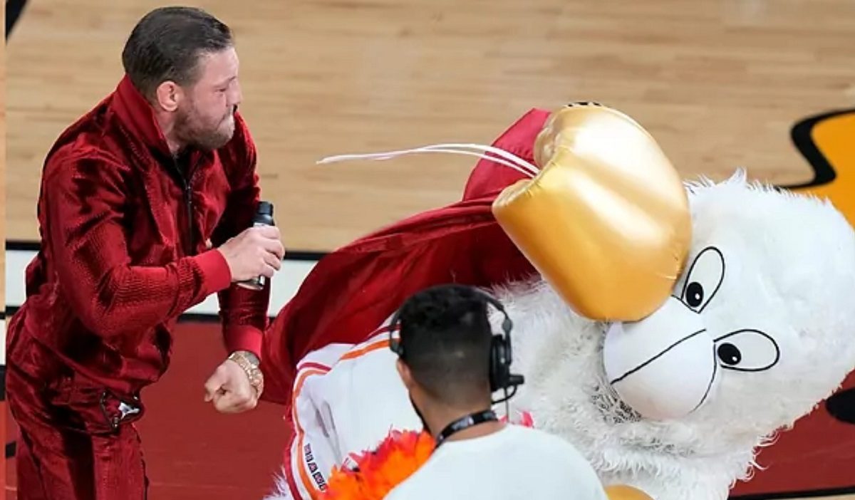 Conor McGregor, estrella de la UFC, noqueó a "Burnie", la mascota de Miami Heat, en las finales de la NBA.-