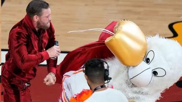 Conor McGregor, estrella de la UFC, noqueó a "Burnie", la mascota de Miami Heat, en las finales de la NBA.-