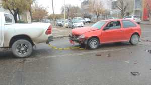 Dos autos fueron protagonistas de un choque en el centro de Roca