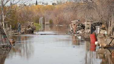 El temporal azotó al norte neuquino y provocó la crecida del río Neuquén. Foto: Florencia Salto. 