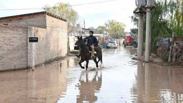 Vecinos se organizaron para combatir el ingreso de agua en sus viviendas. Foto: Florencia Salto.