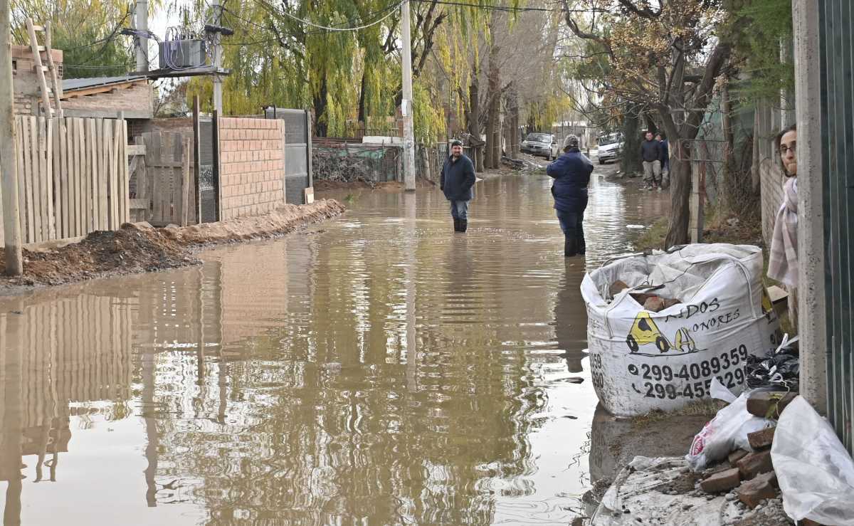 Inundación en los barrios de la ribera de Cipolletti durante el mes de Junio. Foto archivo (Florencia Salto)