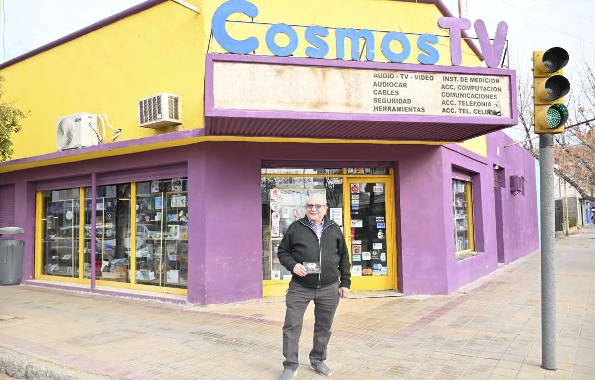 Carmelo Siracura es dueño del histórico local de Cipolletti: Cosmos TV. Foto: Florencia Salto. 