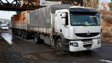 Los baches en la ruta 151 dificultan el tránsito pesado. Foto: Matias Subat.