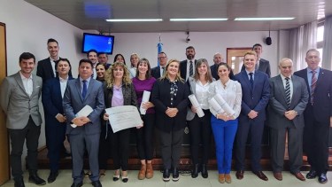 Vázquez (en el centro) en la Cámara Federal de Roca, donde se entregaron diplomas del Programa de Formación de Aspirantes a Magistrados y Magistradas.