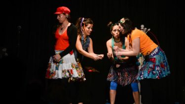El elenco no solo actúa, sino que también escribe el guión de las obras que presentan, piezas teatrales musicales con un lenguaje poético que integran la danza, la literatura y el juego, dirigidas a las familias, especialmente a las infancias. 