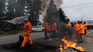 Obreros cortaron el ingreso a Bariloche en reclamo del pago de sus salarios