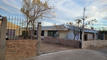 El portón se ubica en el lateral de la calle Los Álamos. (Foto: Andrea Vazquez)