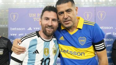 Messi también recibió la ovación de los hinchas en la despedida de Riquelme.