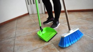 Empleadas domésticas: A quiénes alcanzaría un aumento de sueldo en agosto