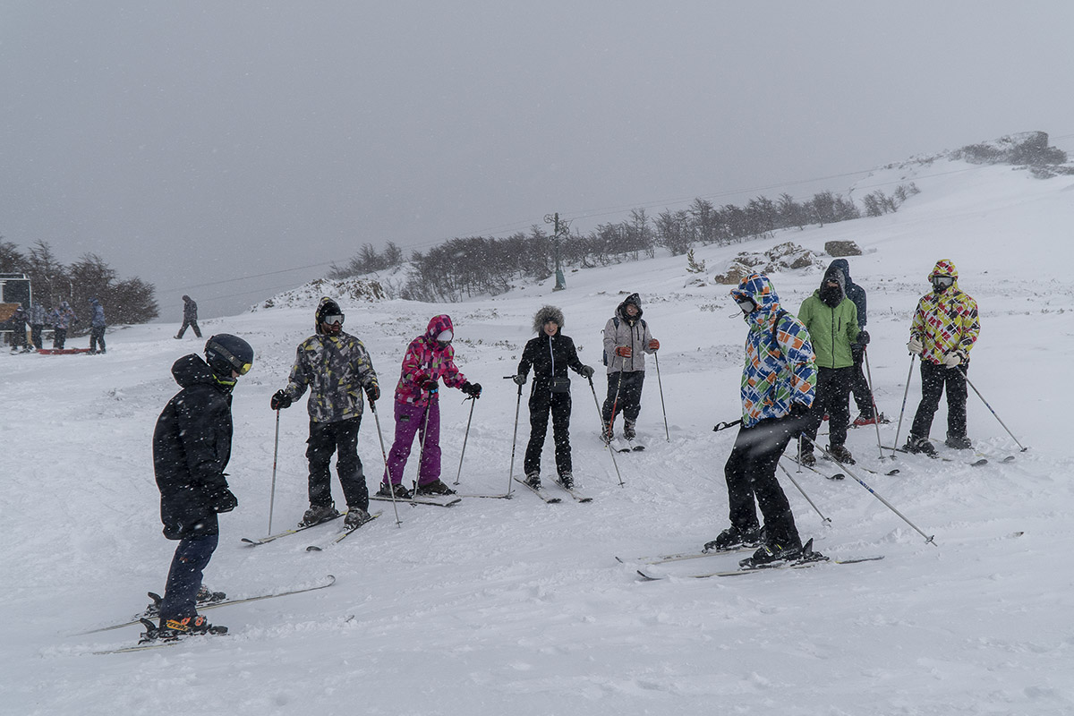 Un grupo de turistas brasileños fueron los primeros en disfrutar ayer de la apertura del centro de esquí del cerro Perito Moreno, en El Bolsón. (Foto Marcelo Maríinez)