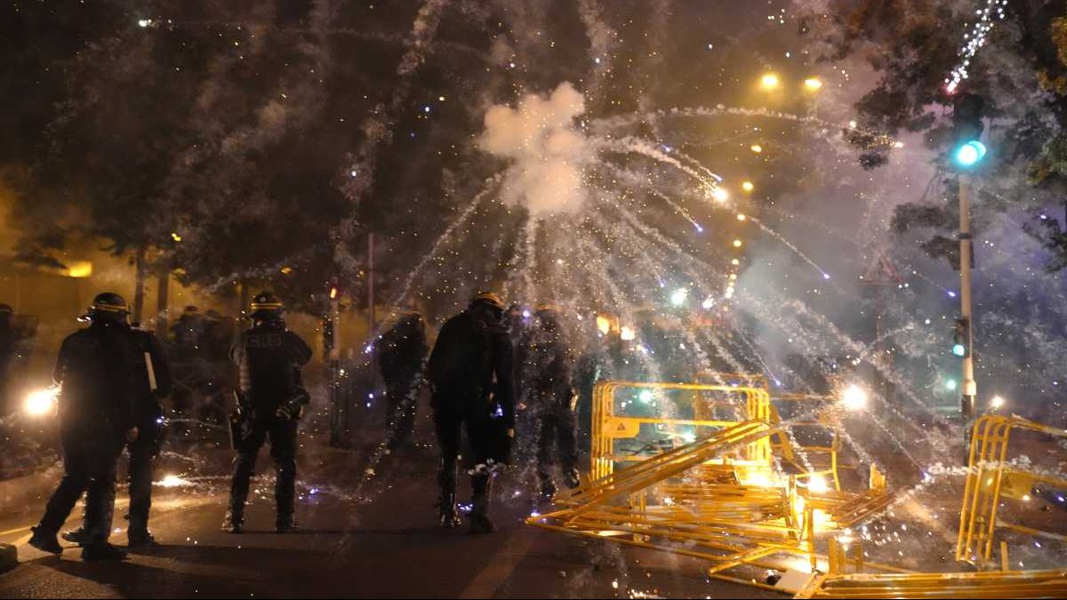 Los disturbios se han extendido a varias ciudades de Francia, reavivando el debate sobre la violencia policial (Foto AP/Christophe Ena).