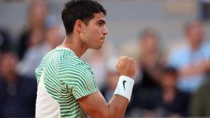 Alcaraz barrió a Tsitsipas y jugará la semifinal de Roland Garros contra Djokovic
