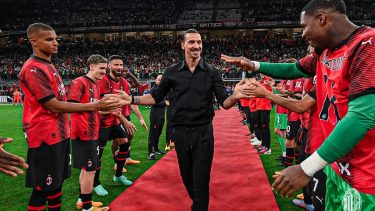 Ibrahimovic recibió el homenaje del público de Milan.