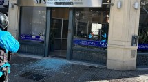 Imagen de Insólito: una señora fue a la inmobiliaria del presidente de Vélez a pedir explicaciones y rompió la puerta