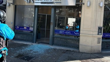 Así quedó la puerta de la inmobiliaria del presidente de Vélez.