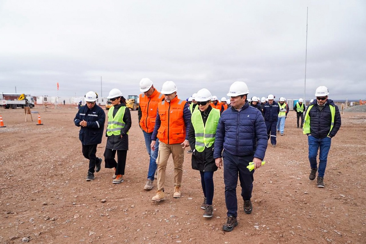 Funcionarios de Nación y Provincia recorrieron junto a autoridades de empresas la estación de medición del gasoducto en Neuquén. (Foto: gentileza)