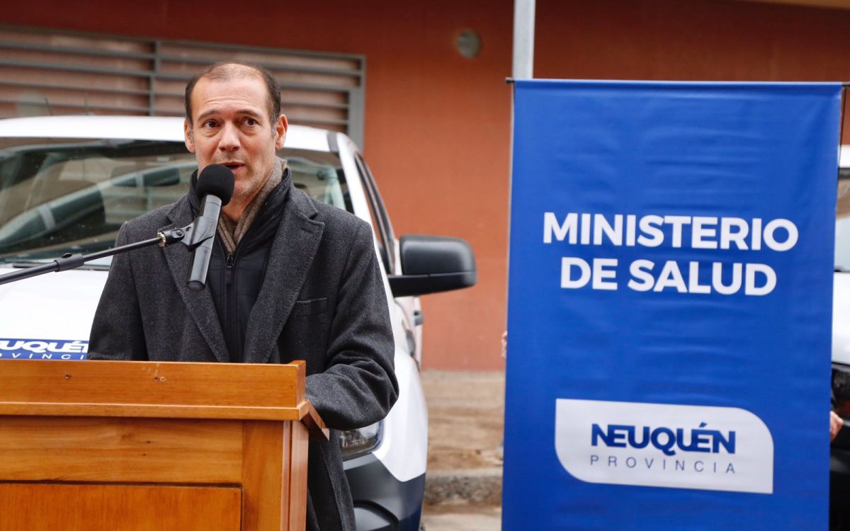 Gutiérrez habló del reclamo a Anses y de la consulta previa durante un acto de entrega de ambulancias. (Foto Neuquén Informa).-