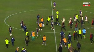 La patada voladora que desató una batalla campal entre jugadores tras la eliminación de Gimnasia