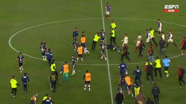 La patada voladora que desató una batalla campal entre jugadores tras la eliminación de Gimnasia