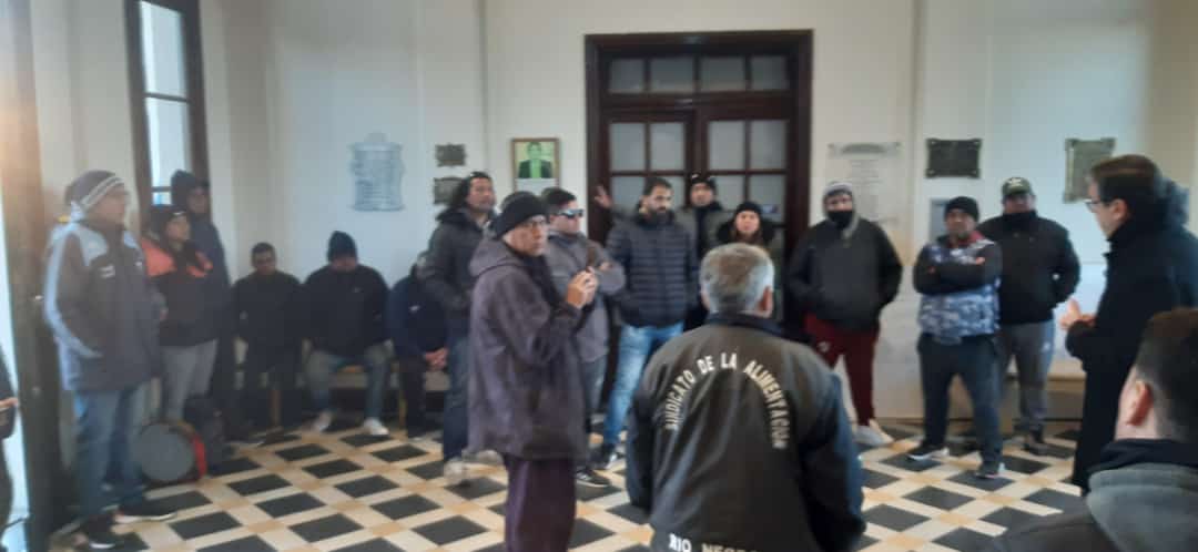 Los trabajadores se concentraron en el municipio, y pidieron  el respaldo del intendente Adrián Casadei (JSRN). Ahora, realizan un acampe frente al lugar