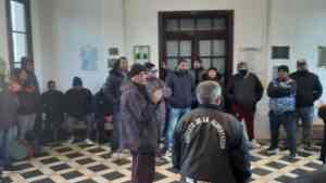 Los ex trabajadores de Perla del Este protestan frente al municipio