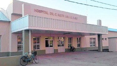 Fiorella recibe atención en los hospitales de Huergo (foto) y de Roca, pero su familia reclama la asistencia de personal especializado.