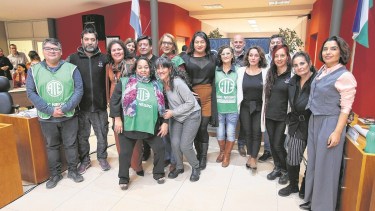 Después de la aprobación, la fotografía conjunta de los concejales y los dirigentes sindicales de los municipales viedmenses.