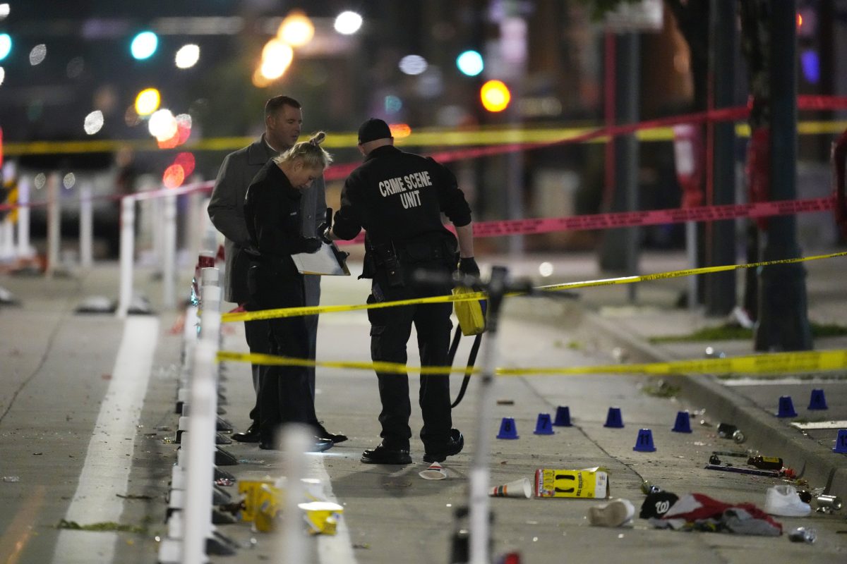 La Policía de Denver investiga el tiroteo durante los festejos por el título de la NBA de los Nuggets. (AP Photo/David Zalubowski)