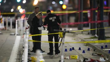 La Policía de Denver investiga el tiroteo durante los festejos por el título de la NBA de los Nuggets. (AP Photo/David Zalubowski)